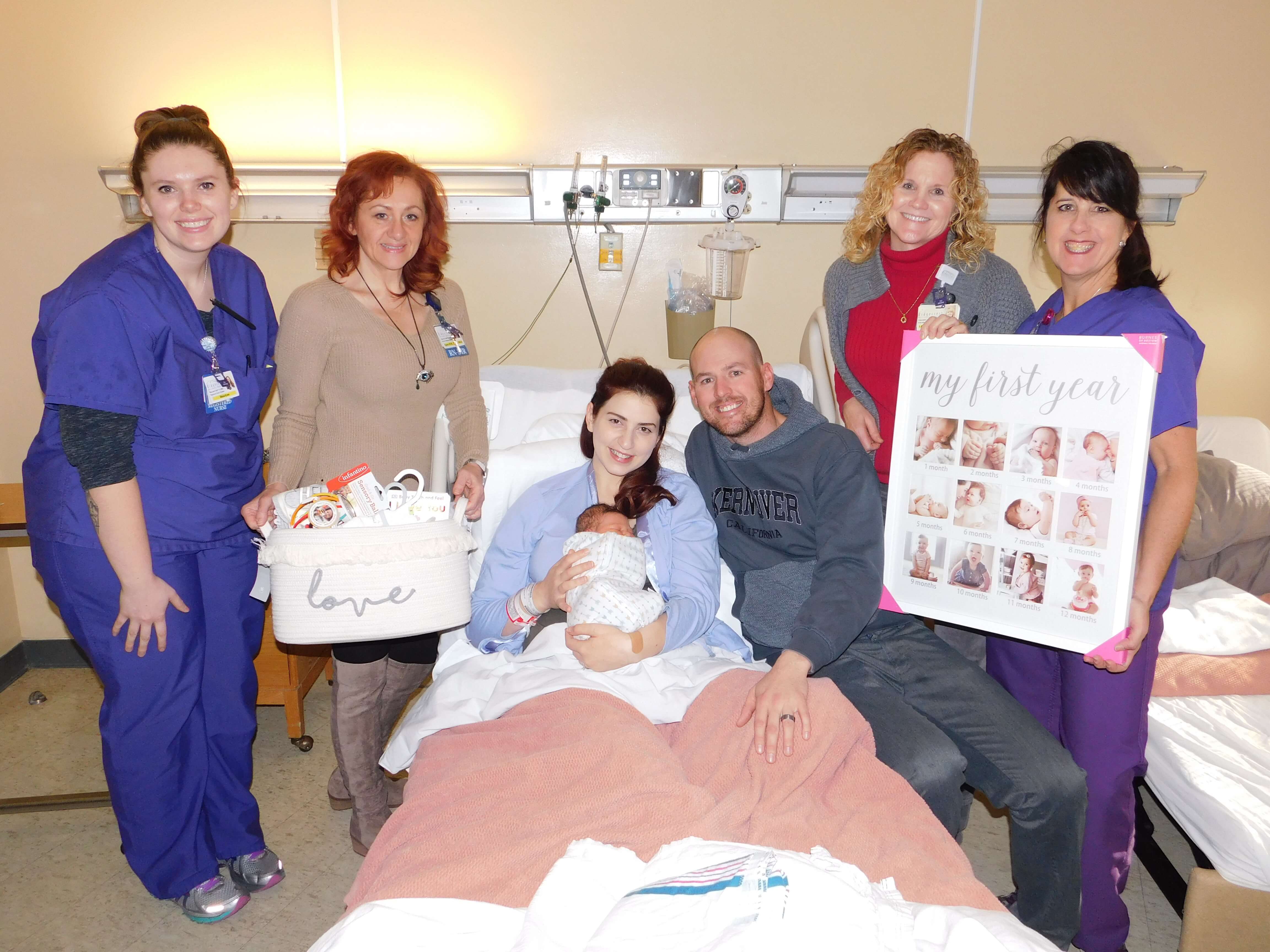 Hospital staffs with the mother and family of the new baby